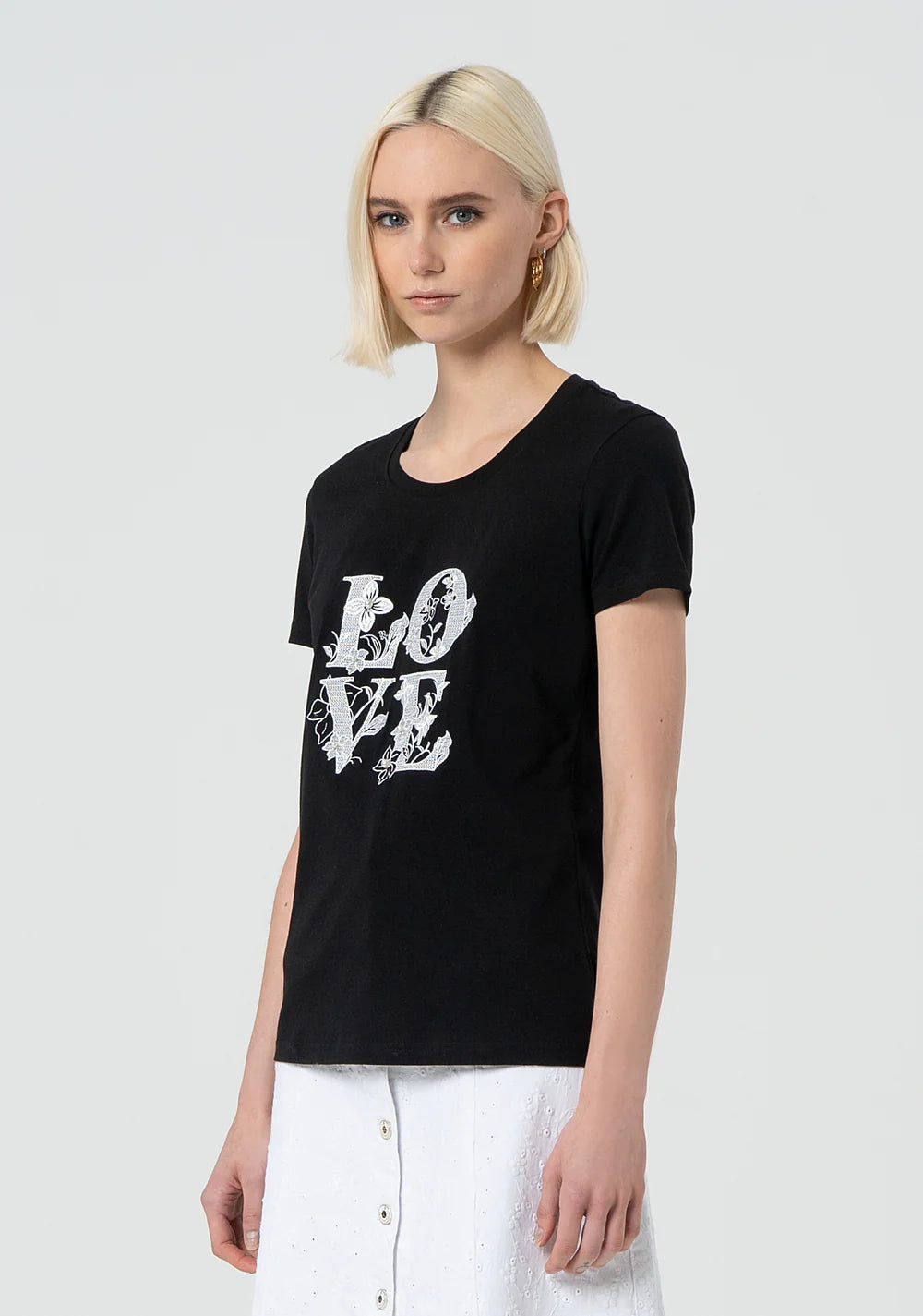 Тениска с бродерия "Love""